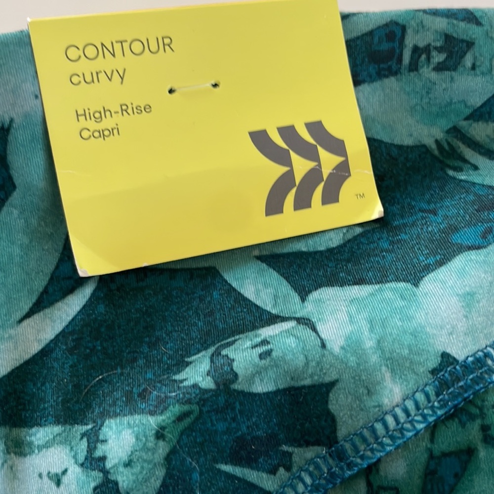 NWT All In Motion Contour Curvy High Rise Capri - Picture 3 of 5